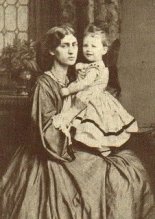 Photograph of Jane Morris with daughter May.