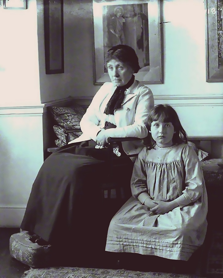 Georgiana Burne-Jones with her granddaughter, Angela Thirkell, 1895.